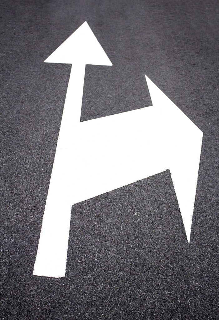 白色箭頭標志在交通管理與道路安全中的重要作用